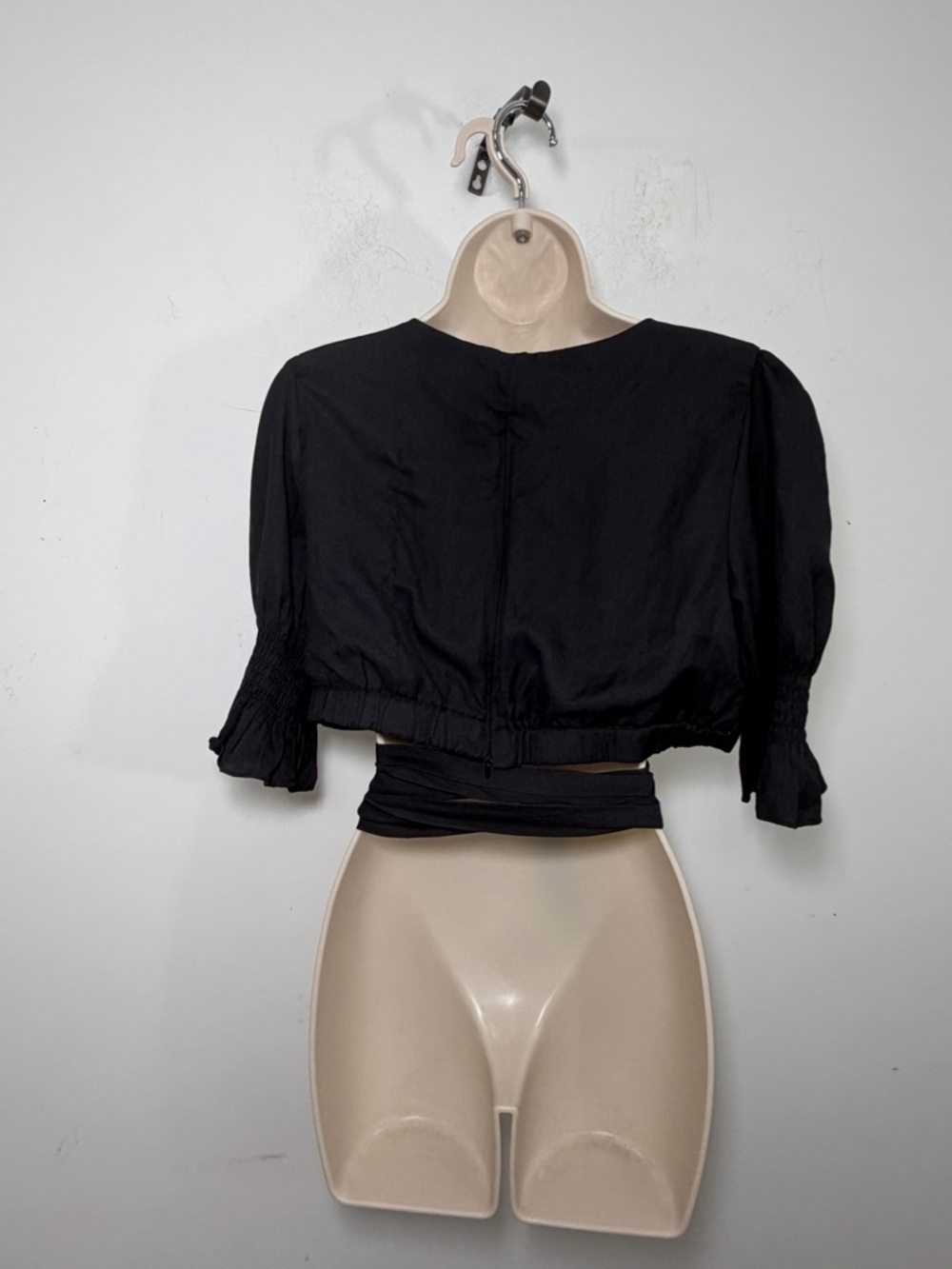 DO+BE Black Ring-Front Wrap Crop Top with Puff Sleeves size large - Picture 5 of 8